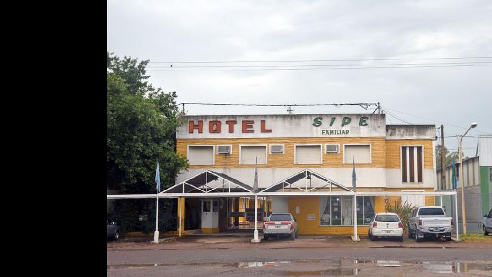El cuerpo del hombre fue hallado por una empleada a unos 40 metros del ingreso al hotel.  (ARCHIVO LA OPINION)