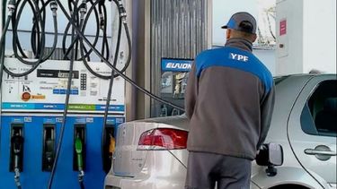 YPF ajustó otra vez sus precios y la nafta Premium se acerca a los $2.300. YPF ajustó otra vez sus precios y la nafta Premium se acerca a los $2.300.
