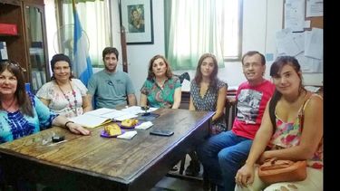 Caquiño y su hija junto a los referentes del Consejo Escolar. (LA OPINION)