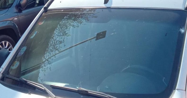 El vidrio del parabrisas fue dañado de un piedrazo, de acuerdo a lo que pudo reconstruir el propietario del utilitario Renault Kangoo vandalizado.