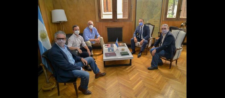 José Romero (subsecretario de Ganadería), Carlos Liberman (subsecretario de Pesca), Delfo Buchaillot (subsecretario de Agricultura), Jorge Solmi y Luis Basterra. (MINISTERIO DE AGRICULTURA)