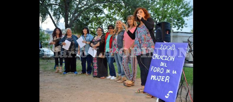 Las integrantes del Foro de las Mujeres recordaron sus 8 años de labor en pos de alcanzar la igualdad de género. Numerosas personas participaron del acto realizado en el puente. (LA OPINION)