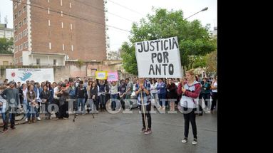 Muchos vecinos acompañaron a la familia y los amigos en el reclamo frente a la sede del Ministerio Público.  (LA OPINION)