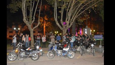 Los motociclistas se congregaron en Plaza Merced ya que consideran que esta medida no va a solucionar los delitos a manos de los llamados motochorros.  (LA OPINION)