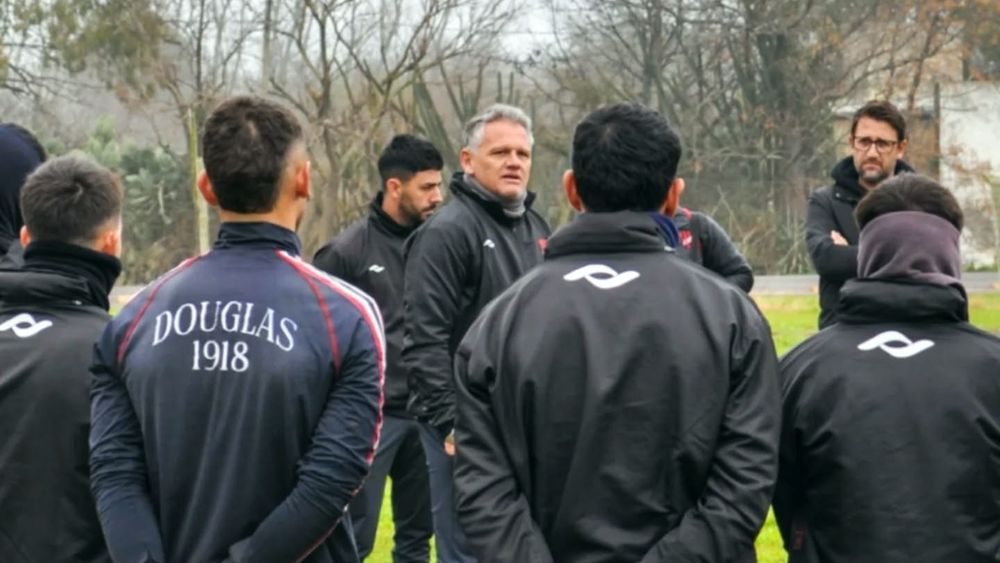 Sebastián Cejas durante su primera práctica al frente del plantel de Douglas Haig.