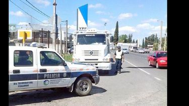 Resulta escaso el control que muchas veces se lleva a cabo sobre el tránsito pesado en la ciudad. (INTERNET)