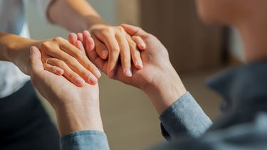 La particularidad es que el trabajo del acompañante terapéutico se desarrolla en la cotidianidad del paciente. La particularidad es que el trabajo del acompañante terapéutico se desarrolla en la cotidianidad del paciente.