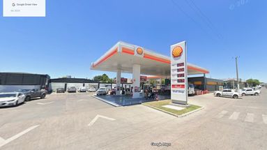 Pergamino. En la estación de servicios Shell de avenida Marcelino Ugarte y Ruta 188 agredieron a un playero por no cargarle combustible a un motociclista sin casco. Pergamino. En la estación de servicios Shell de avenida Marcelino Ugarte y Ruta 188 agredieron a un playero por no cargarle combustible a un motociclista sin casco.