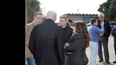 El intendente Omar Pacini estuvo dialogando con los funcionarios provinciales que ayer se acercaron a Vialidad en Arrecifes. (ARRECIFESNOTICIAS.COM)