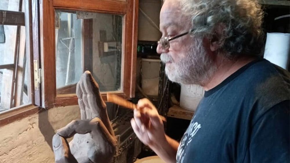 Guillermo Mañé actualmente trabaja en su taller en la localidad de Rojas. Guillermo Mañé actualmente trabaja en su taller en la localidad de Rojas.