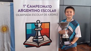 Tomás Casquero con el trofeo de campeón en el Argentino Escolar de ajedrez. Tomás Casquero con el trofeo de campeón en el Argentino Escolar de ajedrez.