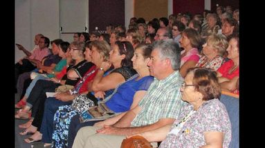 Importante cantidad de personas se dieron cita en el auditorio Atahualpa Yupanqui. (LA OPINION)
