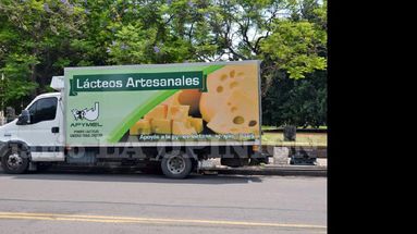 El nuevo camión indica que se trata de una cooperativa de trabajo. (LA OPINION)