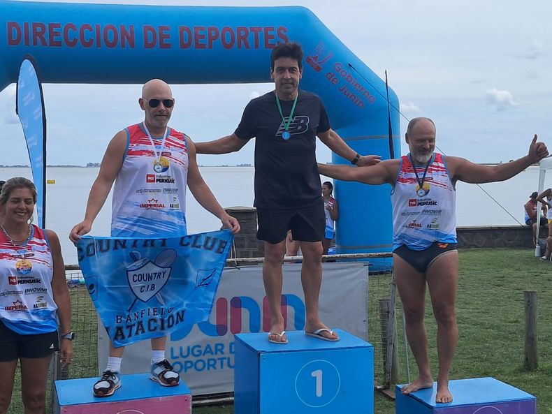 Oscar Pujol en el primer lugar del podio durante la premiación de su categoría. Oscar Pujol en el primer lugar del podio durante la premiación de su categoría.
