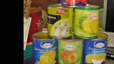 Muchos vecinos se adelantan y ya compran los enlatados para las fiestas.  (LA OPINION)