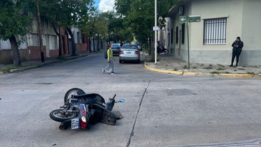 Al momento del choque la moto circulaba por Italia y el auto por General Paz. Al momento del choque la moto circulaba por Italia y el auto por General Paz.