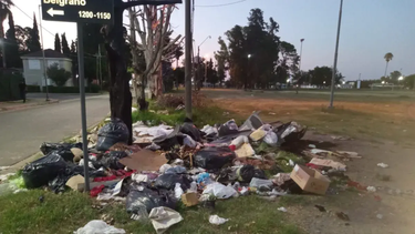 Un grupo de vecinos de barrio Garetto expresó su preocupación por el estado de abandono y la constante acumulación de basura en el Polideportivo del barrio, un espacio pensado para el deporte, la recreación y el encuentro familiar. Un grupo de vecinos de barrio Garetto expresó su preocupación por el estado de abandono y la constante acumulación de basura en el Polideportivo del barrio, un espacio pensado para el deporte, la recreación y el encuentro familiar.