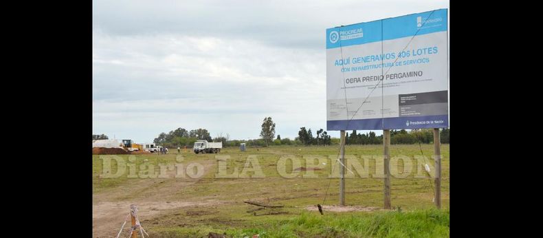 En el predio ubicado en Barrancas del Paraná y Comandante Espora, comenzaron a nivelar el terreno para luego dar paso a la apertura de calles. (LA OPINION)