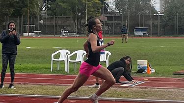 Sara Favre en plena acción en el Campeonato Provincial U20 de La Plata. Sara Favre en plena acción en el Campeonato Provincial U20 de La Plata.