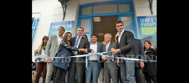 Randazzo realizó el corte de cintas que dejó inaugurada la remodelada sede de la exEstación del Belgrano, sede del Centro de Documentación Rápida. (LA OPINION)