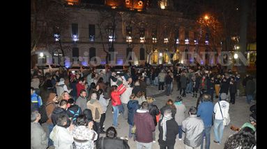 Los ciudadanos se convocaron en la Plaza Merced y permanecieron allí hasta pasadas las 21:00. (LA OPINION)