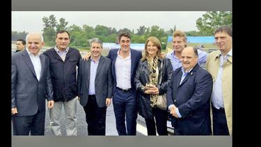 Funcionarios nacionales, legisladores e intendentes del corredor vial estuvieron ayer en el nuevo puente de Parada Robles. (GOBIERNO DE PERGAMINO)