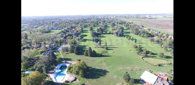 La cancha de golf, la confitería, el gimnasio, las canchas de hockey, las piletas, el predio de fútbol y decenas de casas, la imagen de la Ciudad Deportiva. (LA OPINION)