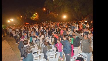Cientos de fieles participaron de las jornadas nocturnas de adoración. (LA OPINION)