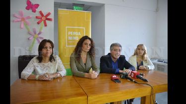 Javier Martínez junto a Gabriela Taruselli presentó a las nuevas funcionarias. (LA OPINION)