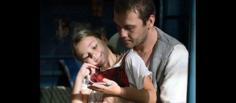 Ova (Nisa Sofiya Aksongur) y su padre Memo (Aras Bulut Iynemli) ¿Qué tiene Milagro en la celda 7 para que tantos elijan llorar con ella en sus casas? (DIB)