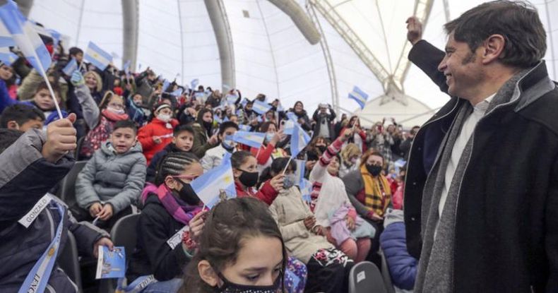 Kicillof encabezó la promesa de lealtad a la Bandera de estudiantes de cuarto grado de las escuelas primarias de 15 distintos distritos de la Provincia.
