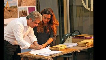 La firma de las escrituras se llevó a cabo en la sede de la Cooperativa Eléctrica de Urquiza. (LA OPINION)