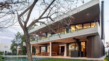 La propiedad cuenta con un diseño curvilíneo único, con materiales como hormigón armado, madera natural y mármol, los cuales aportan una estética tanto moderna como cálida.
