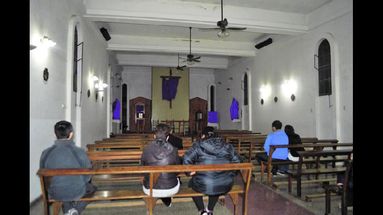 Hoy es día de luto, con ausencia de cultos oficiales; el altar luce sin mantel, sin cruz, sin velas ni adornos. (ARCHIVO LA OPINION)