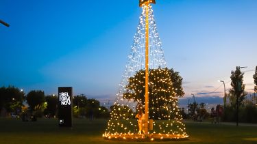 Con luces que abrigan, adornos que emocionan y espacios que convocan, Pergamino ya está lista para celebrar la Navidad. Con luces que abrigan, adornos que emocionan y espacios que convocan, Pergamino ya está lista para celebrar la Navidad.