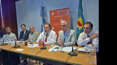 Collia, acompañado por parte del gabinete, recibió a los directores hospitalarios. (MINISTERIO DE SALUD)