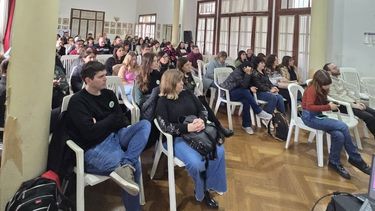 El Salón Blanco del Palacio Municipal fue la sede de un encuentro clave para potenciar la educación de jóvenes y adultos en la región. La jornada interregional reunió a docentes, inspectores y referentes de las Regiones 13 y 14. El Salón Blanco del Palacio Municipal fue la sede de un encuentro clave para potenciar la educación de jóvenes y adultos en la región. La jornada interregional reunió a docentes, inspectores y referentes de las Regiones 13 y 14.