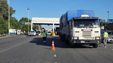 Autopista Pilar Pergamino: Camiones y micros deberán respetar el carril derecho obligatorio Autopista Pilar Pergamino: Camiones y micros deberán respetar el carril derecho obligatorio