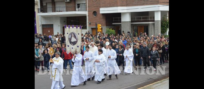 Uno de los momentos más emotivos de la tarde fue la llegada de las reliquias y la imagen de María Crescencia a la Iglesia principal de nuestra ciudad. (LA OPINION)