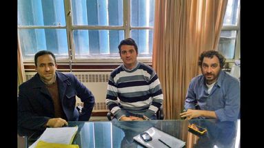 José Villanueva abogado de los adjudicatarios, Luciano Gómez Alvariño y el adjudicatario Cristian Tesone. (LA OPINION)