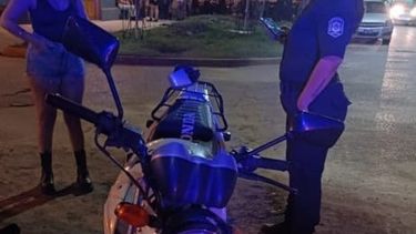 Un motociclista resultó con lesiones leves tras un choque con fuga en Villa Ramallo. El conductor del automóvil abandonó el lugar y es intensamente buscado. Un motociclista resultó con lesiones leves tras un choque con fuga en Villa Ramallo. El conductor del automóvil abandonó el lugar y es intensamente buscado.