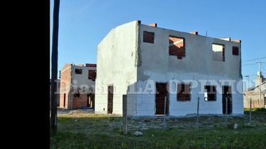 Son casas tipo dúplex con todos los servicios incorporados. (LA OPINION)