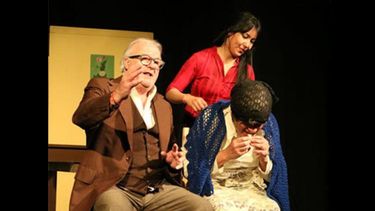 Ruly Defrancesco y Lalo Bonacalza en el rol de La Nona. Ruly Defrancesco y Lalo Bonacalza en el rol de La Nona.