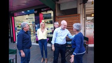 El Jefe de Gobierno porteño saludó a los vecinos y escuchó atentamente sus inquietudes. El Jefe de Gobierno porteño saludó a los vecinos y escuchó atentamente sus inquietudes.