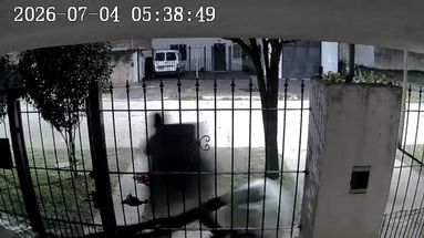 Los autores del robo fueron filmados por las cámaras de seguridad de casas vecinas. Los autores del robo fueron filmados por las cámaras de seguridad de casas vecinas.