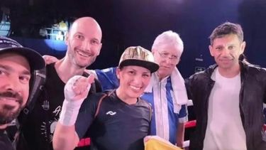 Anahí Sánchez celebra el triunfo ante Erica Alvarez junto a su equipo. Anahí Sánchez celebra el triunfo ante Erica Alvarez junto a su equipo.