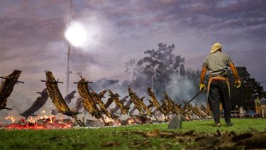 El asado a la estaca, preparado por asadores expertos, será nuevamente la gran vedette gastronómica de la fiesta. El asado a la estaca, preparado por asadores expertos, será nuevamente la gran vedette gastronómica de la fiesta.