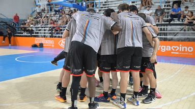 Pergamino Básquet necesita ganar los dos partidos que le quedan para no descender. Pergamino Básquet necesita ganar los dos partidos que le quedan para no descender.