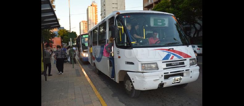 Los usuarios de los colectivos locales no quieren saber nada con un nuevo aumento, pero todo indica que habrá una suba del 20 por ciento. (LA OPINION)