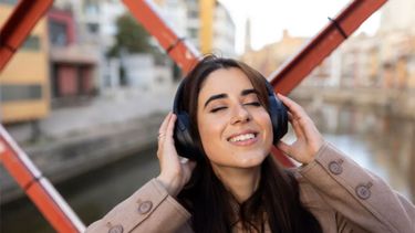 Una canción puede transportar a la persona a un momento específico de la vida, despertar recuerdos dormidos o reforzar la identidad personal.